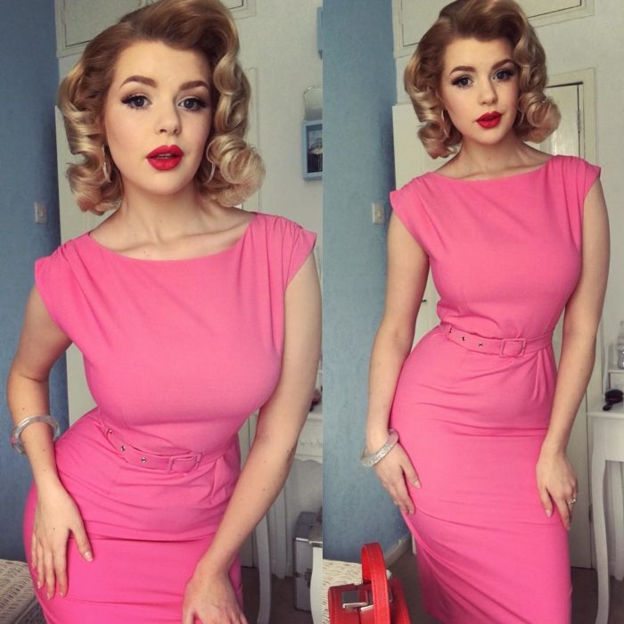 mujer rubia con vestido rosa