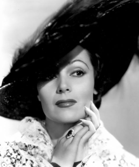 Dolores del Río sombrero negro