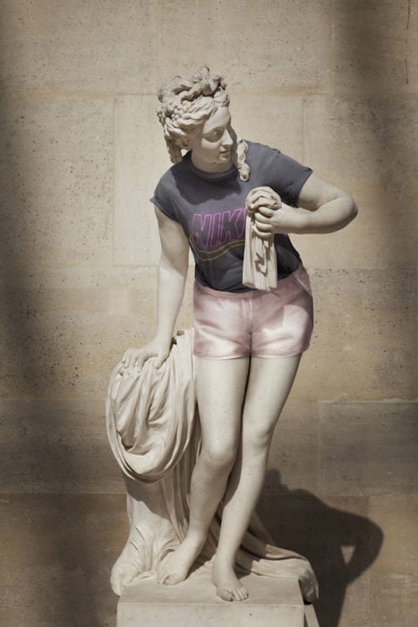 escultura clásica vestida de manera moderna
