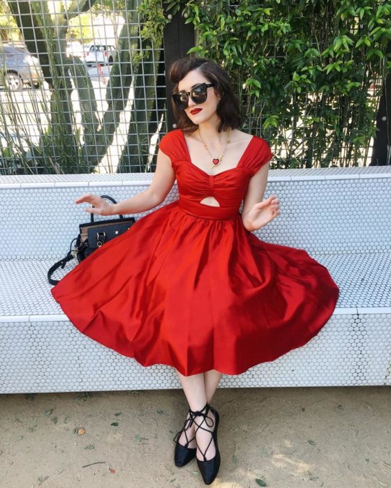 mujer con vestido rojo