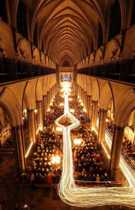 la trayectoria de las velas en una procesión