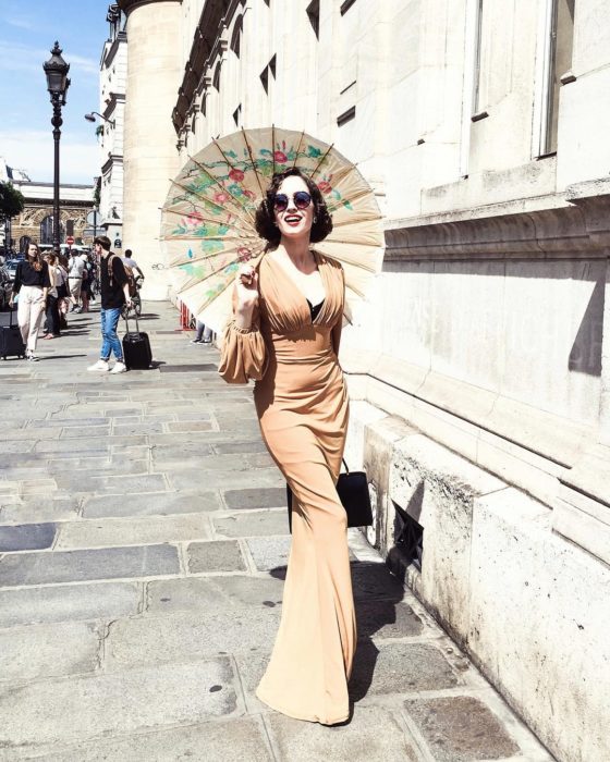 mujer con vestido colo camel 