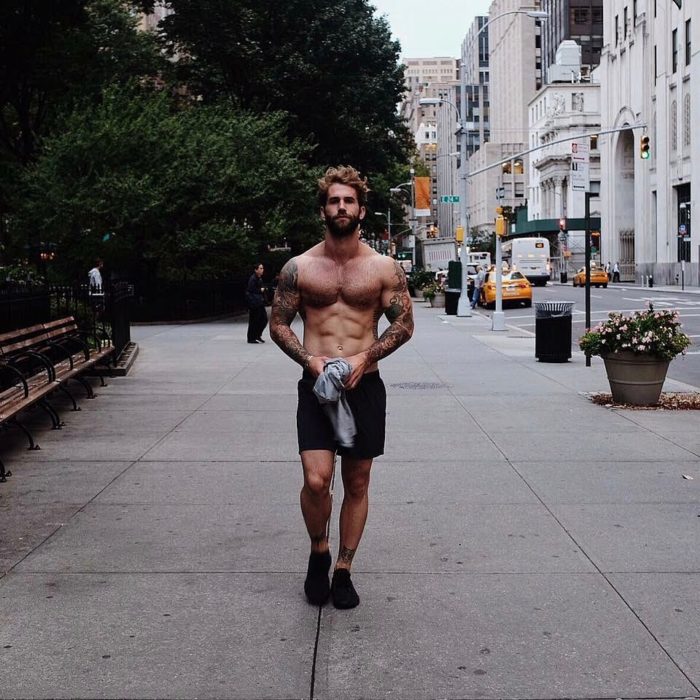 andre hamann caminando por la calle