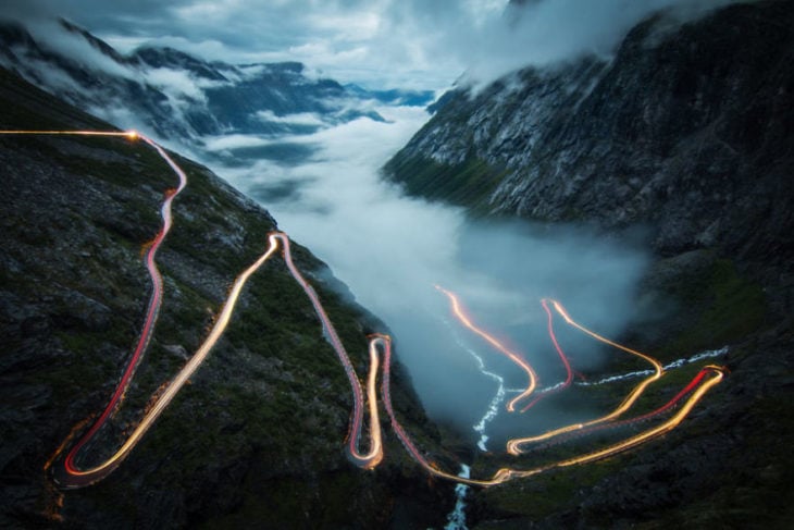 trayectoria de un vehiculo en carretera noruega