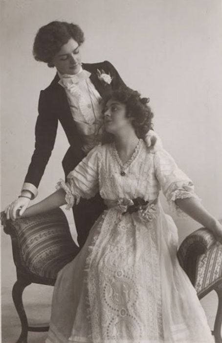 fotografía antigua pareja mujeres amor lésbico blanco y negro vestidas novia y novio