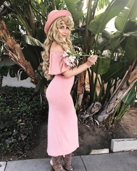 mujer rubia con vestido rosa