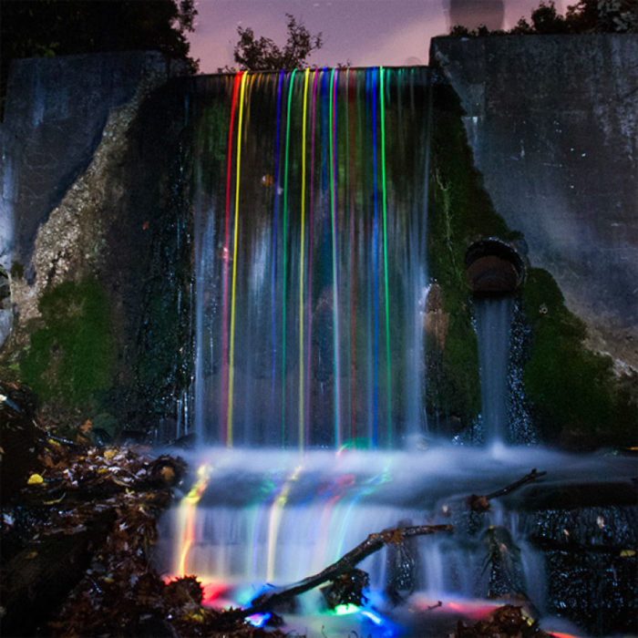 varitas led cayendo de una cascada