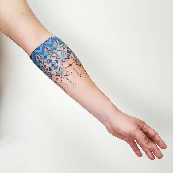 tatuaje azul detallado de brazalete