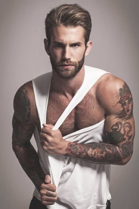 andre hamann tomando su camisa blanca