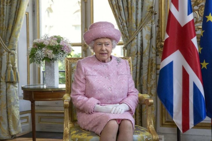 Mujer anciana reina con sombrero rosa 