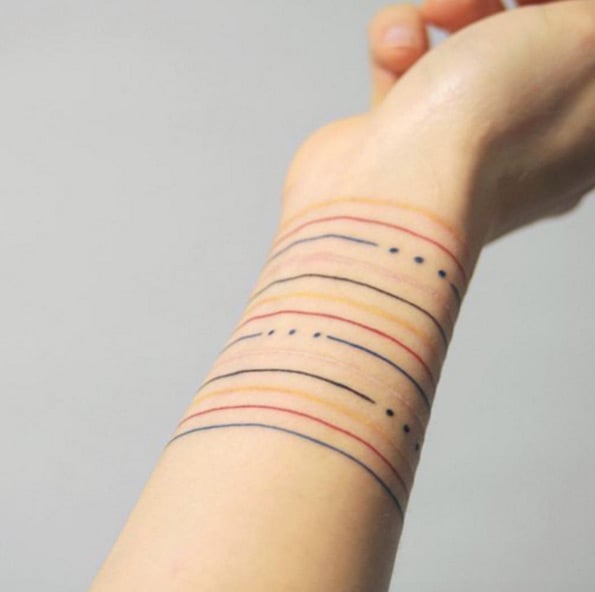 lineas de colores tatuaje