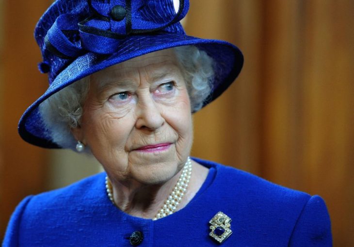 Mujer anciana reina con sombrero azul 