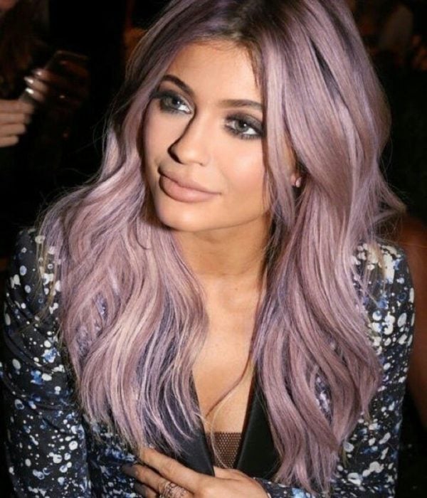 Kylie Jenner cabello rubio lila