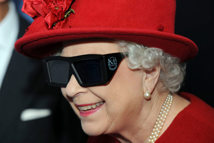 Mujer anciana reina con sombrero rojo 