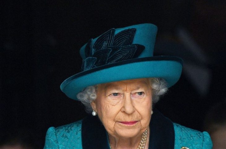 Mujer anciana reina con sombrero azul