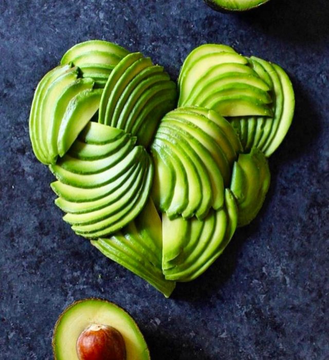 corazón hecho con rebanadas de aguacate 