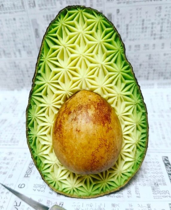 Aguacate grabado con estrellas 