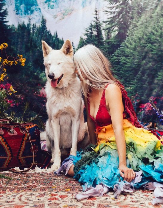 Chica usando vestido de colores 