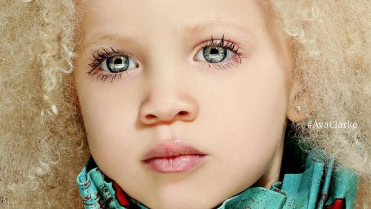 niña con ojos de color azul