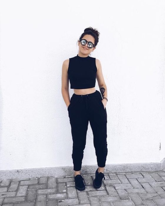 Chica usando una blusa en color negro estilo crop top 