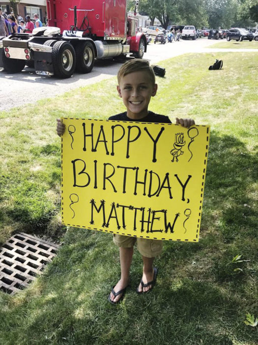 niño con pancarta de feliz cumpleaños