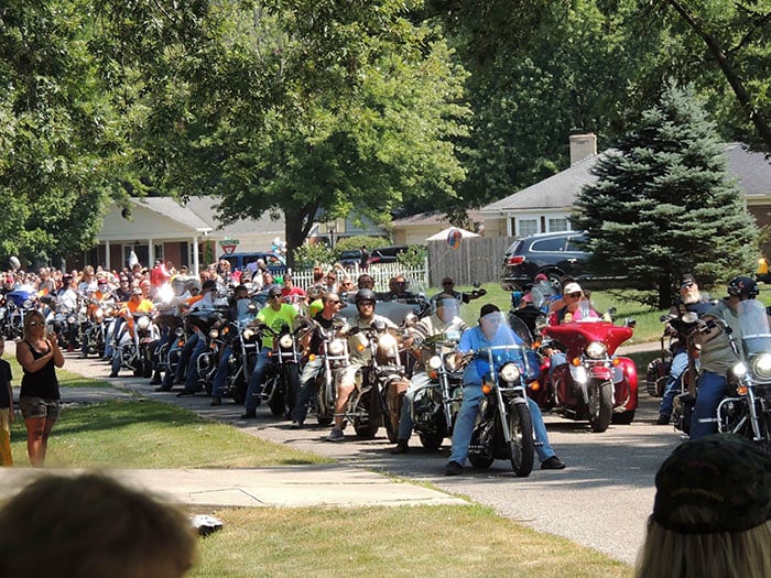motociclistas en desfile