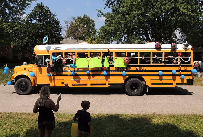 autobús escolar en desfile