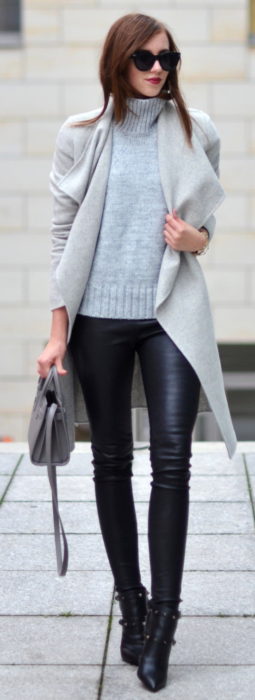 Chica usando leggings con sueter color gris 