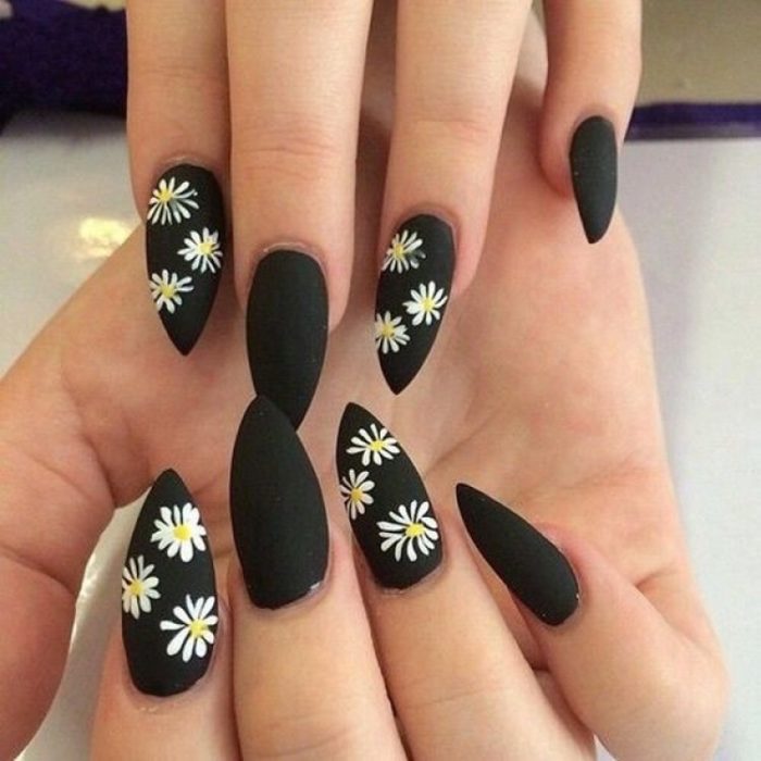 diseño de uñas color negro con flores 