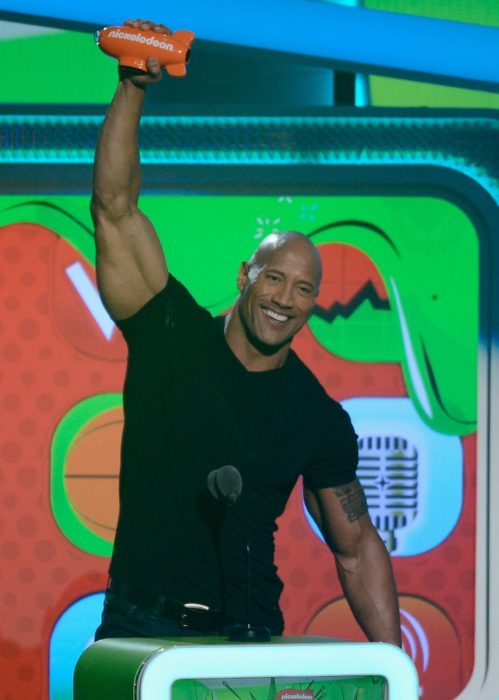 Dwayne Johnson en camisa negra