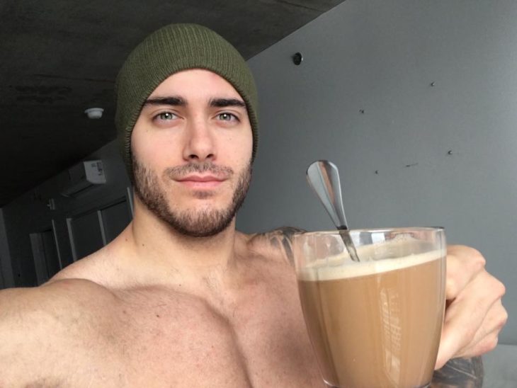 chico tomando café 