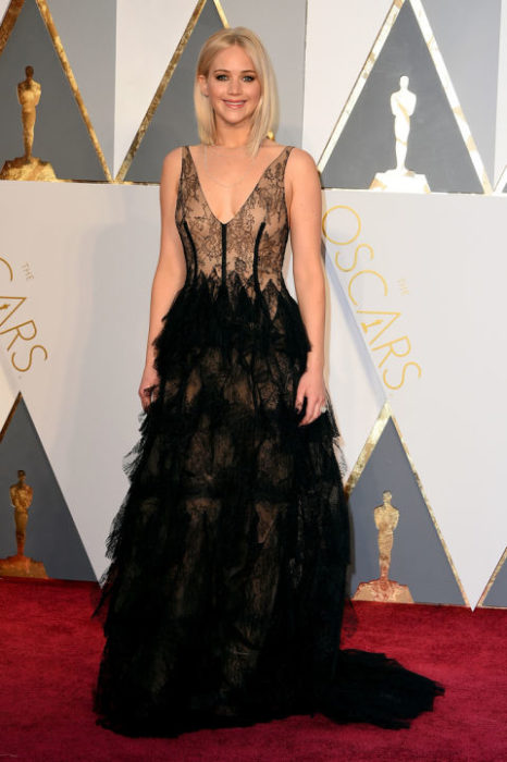 Jennifer Lawrence usando un vestido de Dior 