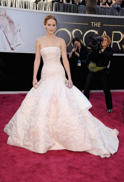 Jennifer Lawrence usando un vestido de Dior 