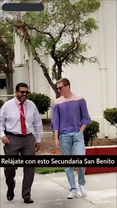 Chico usando una camisa sin hombros de color morado 