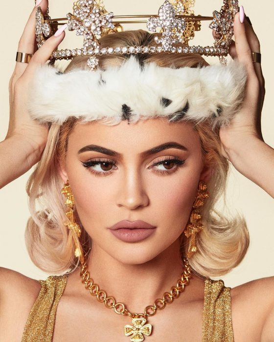 Kylie jenner posando para una revista