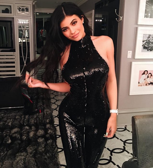 Kylie jenner en su casa usando un vestido negro