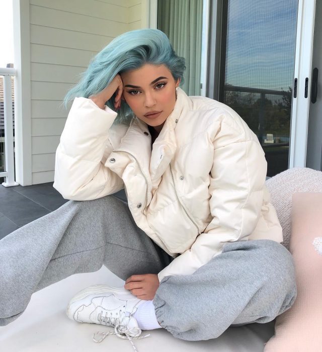 Kylie jenner con chamarra pants y el cabello de color azul