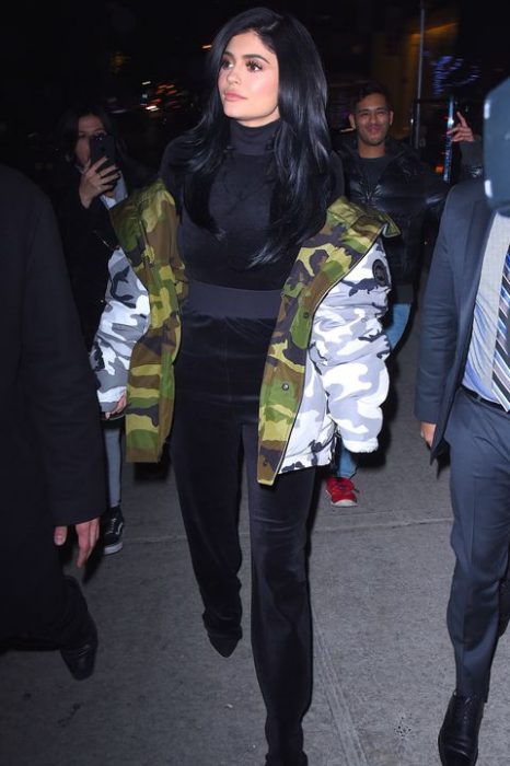 Kylie jenner usando un conjunto de pants de terciopelo con chamarra grande 