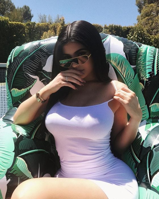 Kylie Jenner usando unas tiny sunglasses 