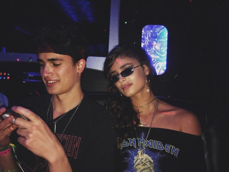 Taylor Hill usando unas gafas tiny durante el festival de coachella 