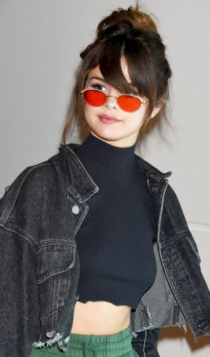 Selena Gomez usando unas tiny sunglases durante una sesión de fotos 