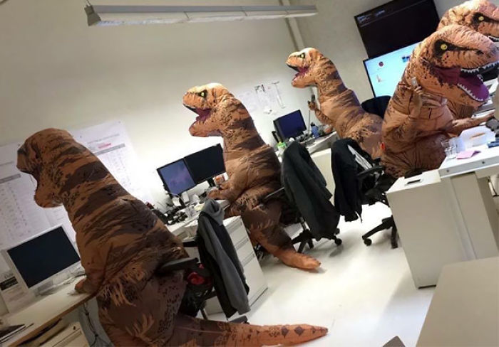 dinosaurios en la oficina 