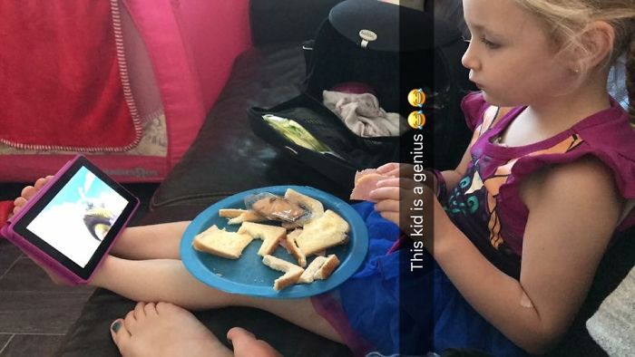 niña comiendo sandwich 