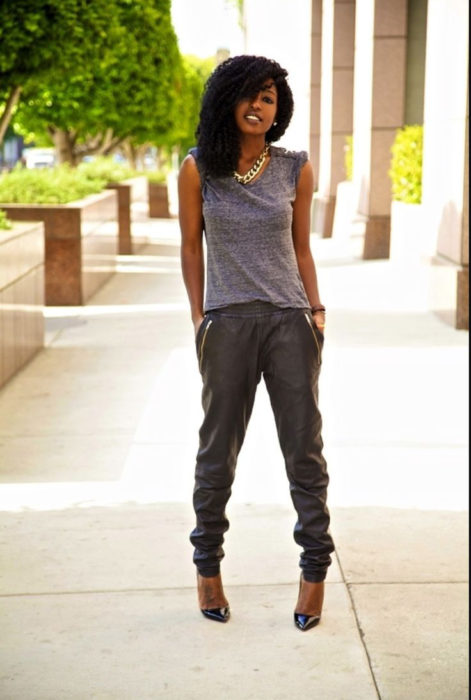 Chica usando unos jogger pants de color verde 