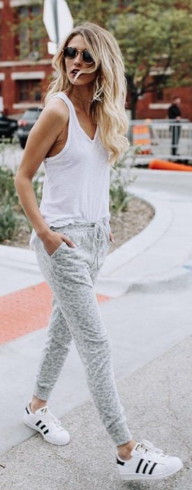 Chica usando unos jogger pants blancos