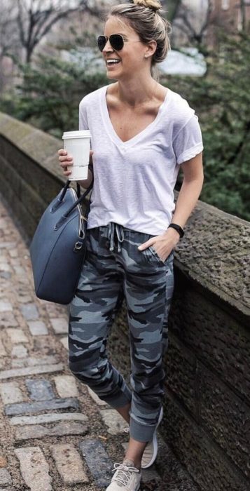 Chica usando unos jogger pants de estilo militar 