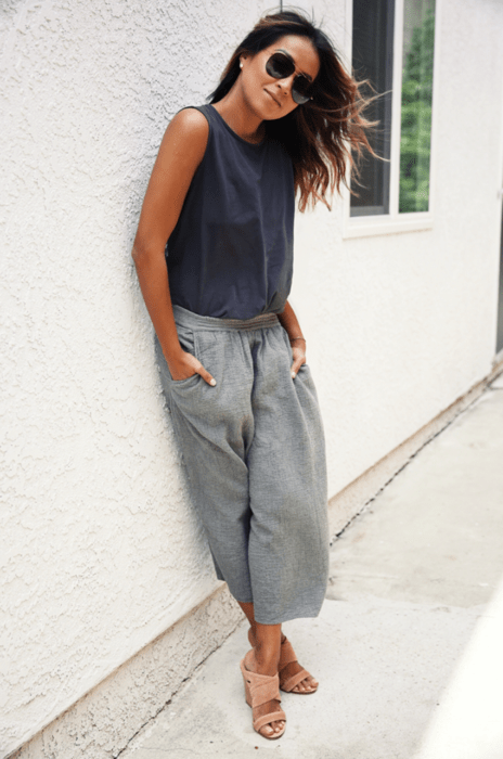 Chica usando unos jogger pants de color gris con una blusa obscura 