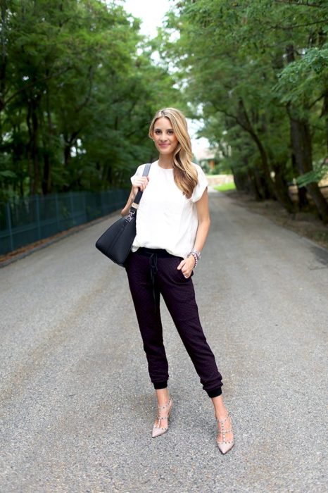 Chica usando unos jogger pants en color negro 