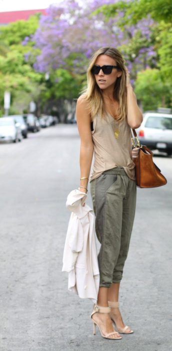 Chica usando unos jogger pants de color verde olivo 