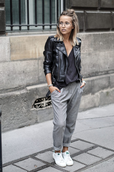 Chica usando unos jogger pants en color gris 